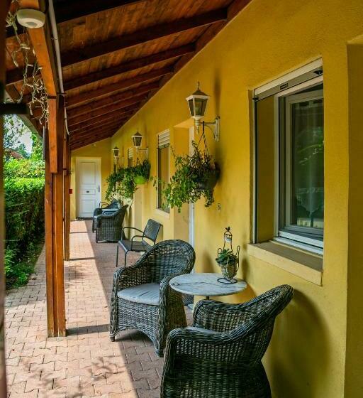 غرفة قياسية مطلّة علي حمام السباحة, Des Dauphins