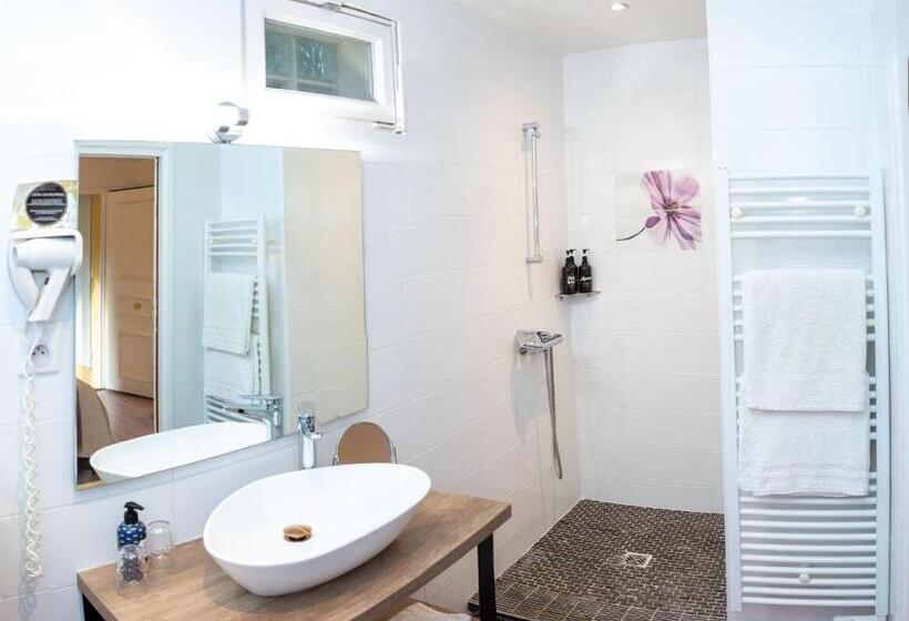 غرفة قياسية مطلّة علي حمام السباحة, Des Dauphins