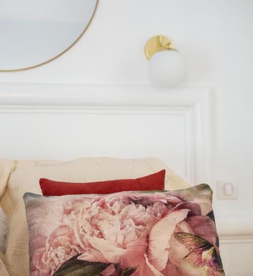 غرفة قياسية مطلّة علي حمام السباحة, Des Dauphins