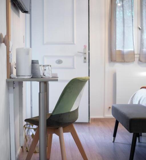 غرفة قياسية لذوى الاحتياجات الخاصة, Des Dauphins