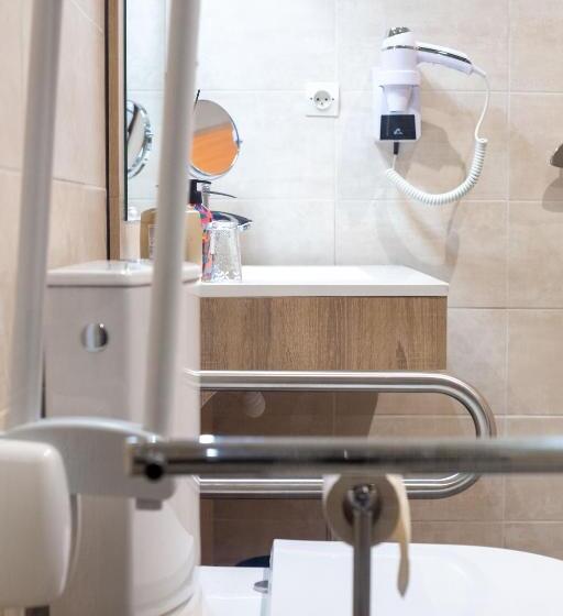 غرفة قياسية لذوى الاحتياجات الخاصة, Des Dauphins