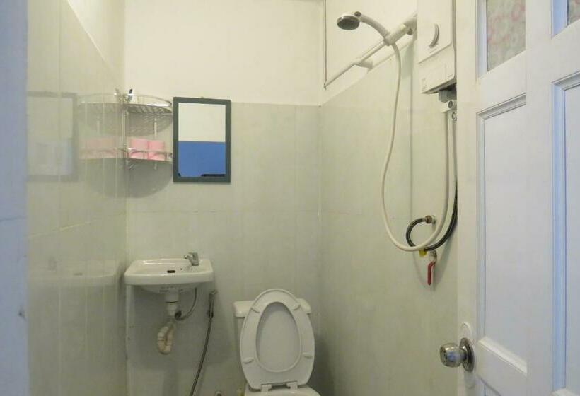 تختخواب در اتاق مشترک, Sorya Guesthouse & Dolphin Tours