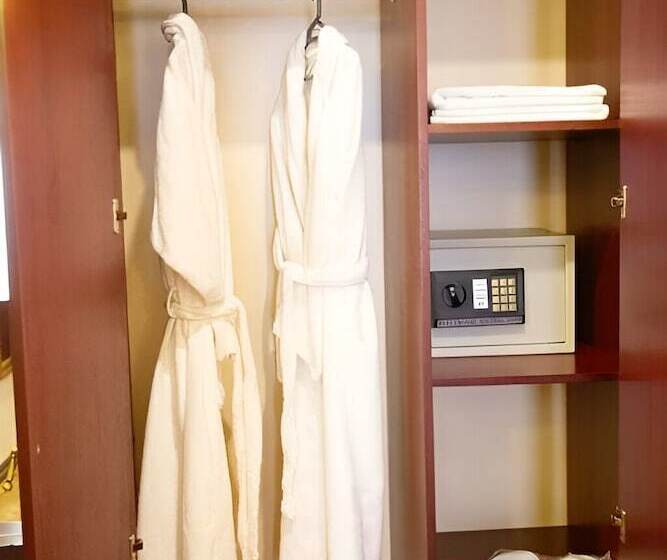 اتاق لوکس, Capitol