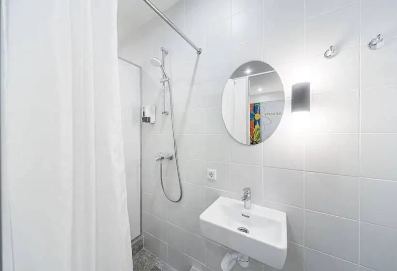Vuode Makuusalissa, Metro Hostel