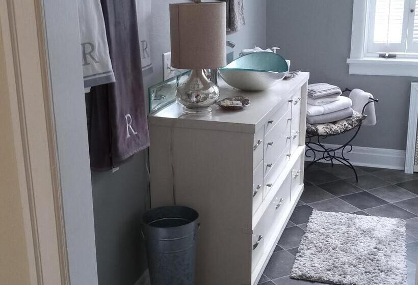 سوییت لوکس, The Guest House At The Regina House Tea Room