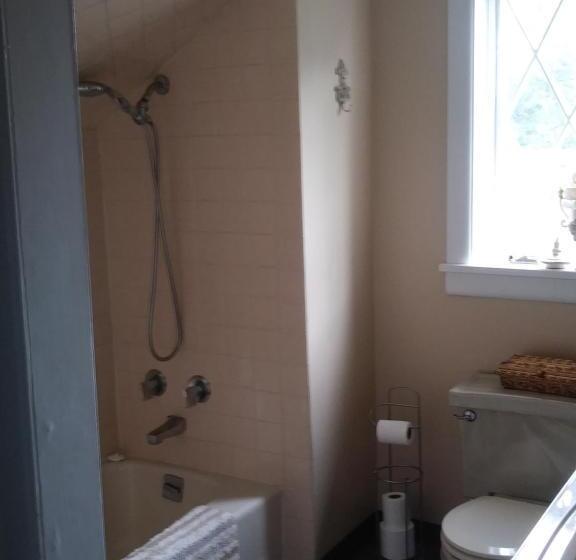 اتاق اکونومی, The Guest House At The Regina House Tea Room