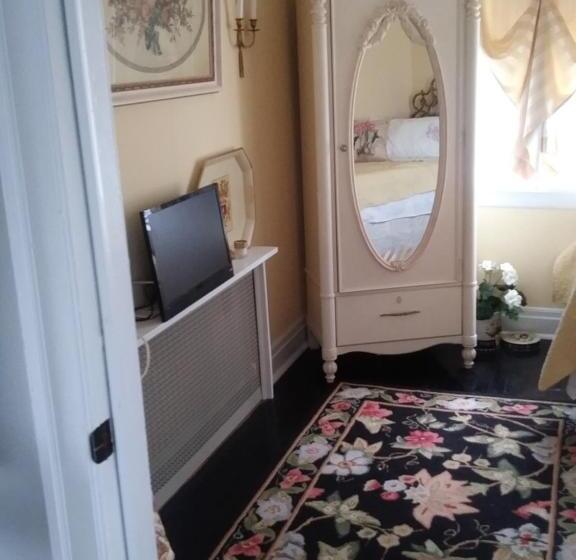 اتاق اکونومی, The Guest House At The Regina House Tea Room