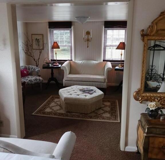 سوییت, The Guest House At The Regina House Tea Room