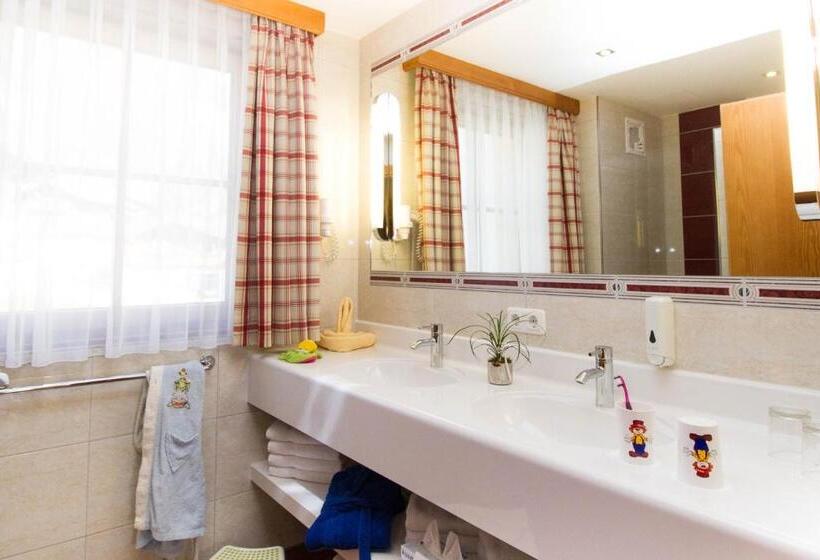 اتاق خانوادگی, Familienhotel Oberkarteis