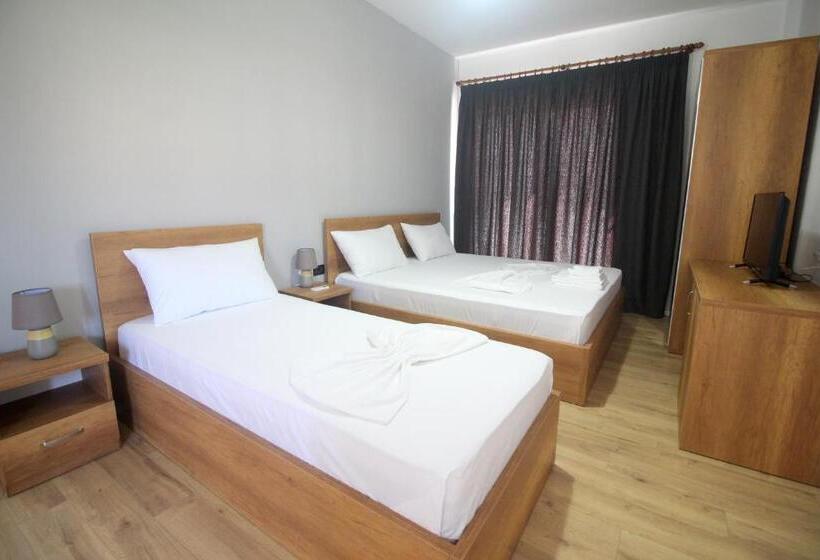 غرفة قياسية ثلاثية, Hill's Residence