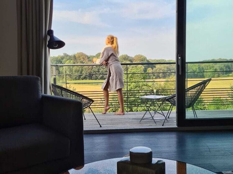 Номер Deluxe, Off