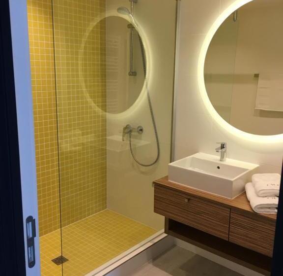 Номер Deluxe, Off