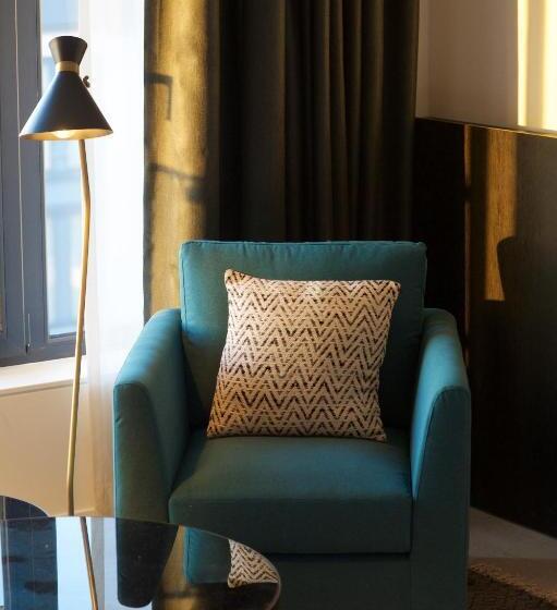 Номер Deluxe, Off