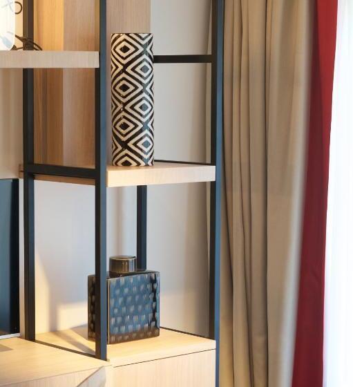 Номер Deluxe, Off