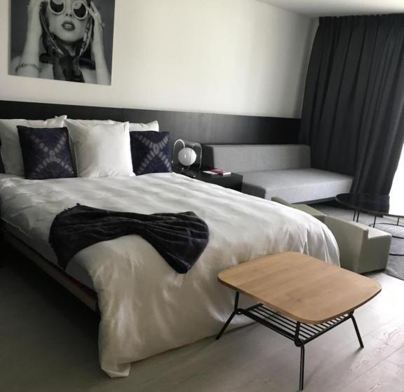 Номер Deluxe, Off