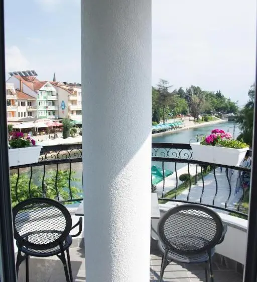 Deluxe room with river view, Seasons