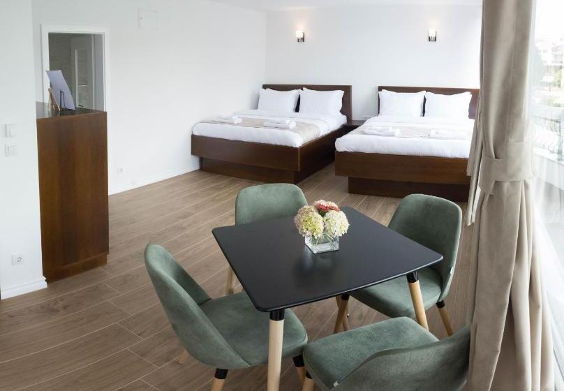 Deluxe room with river view, Seasons