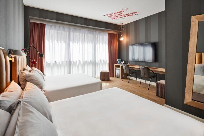 اتاق استاندارد چهار تخته, The Modernist