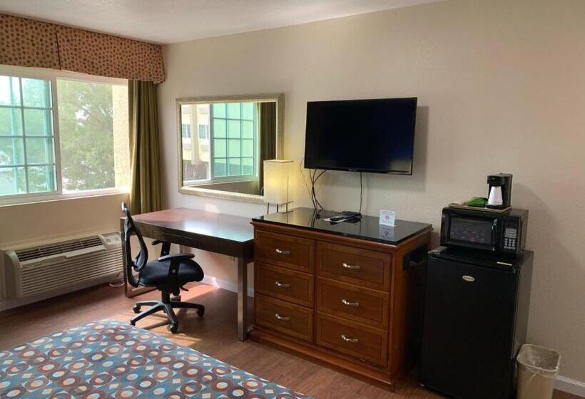غرفة قياسية سرير كينج, California Inn And Suites Bakersfield