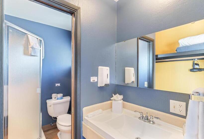 带2个双人床的标准工作室, Carmel River Inn