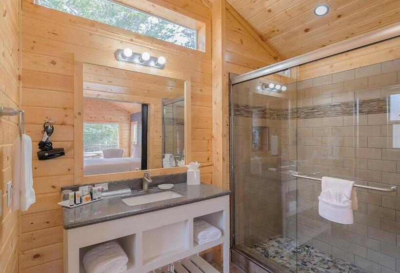 高级工作室, Carmel River Inn