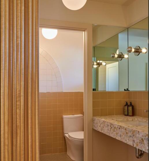 غرفة ديلوكس داخلية, The Capri