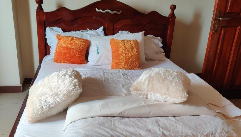 استودیوی لوکس, Airport Hotel Entebbe