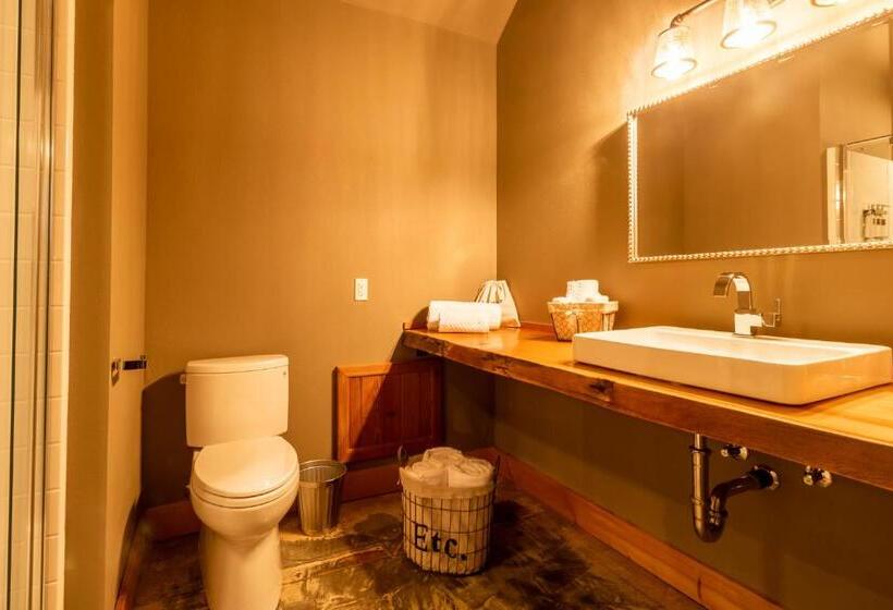 جناح سوبيريور, At The Helm