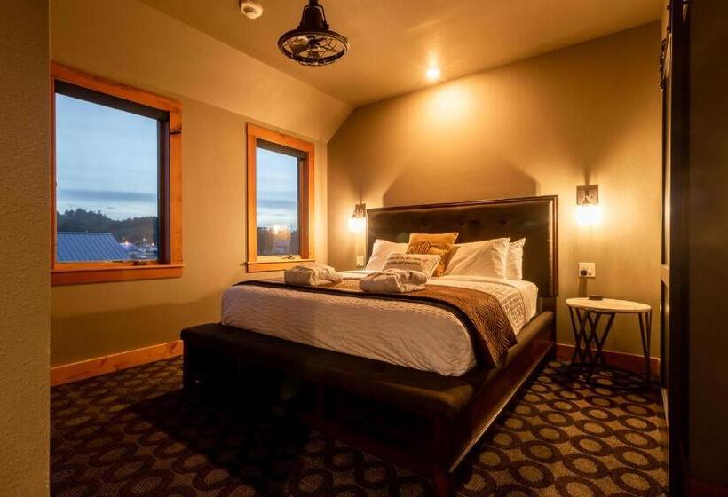 جناح سوبيريور, At The Helm