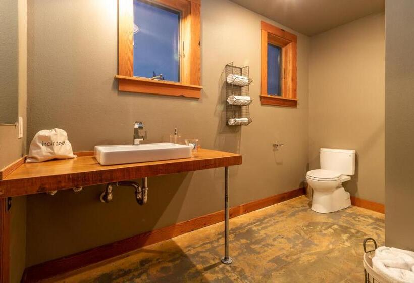 جناح ديلوكس سرير كينج, At The Helm