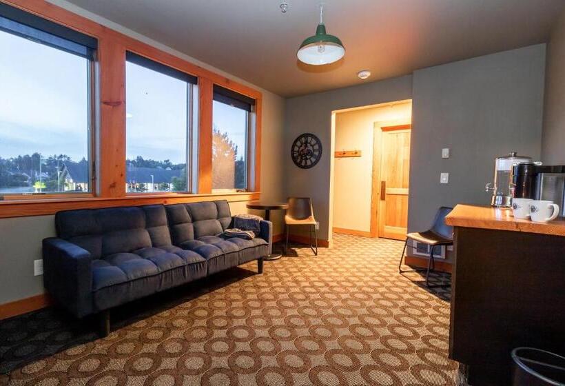 جناح ديلوكس سرير كينج, At The Helm