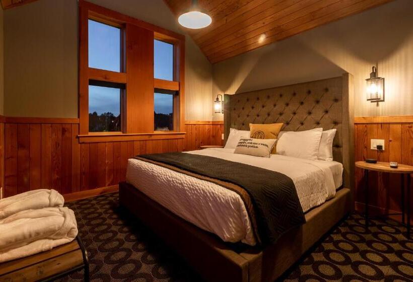 جناح ديلوكس سرير كينج, At The Helm