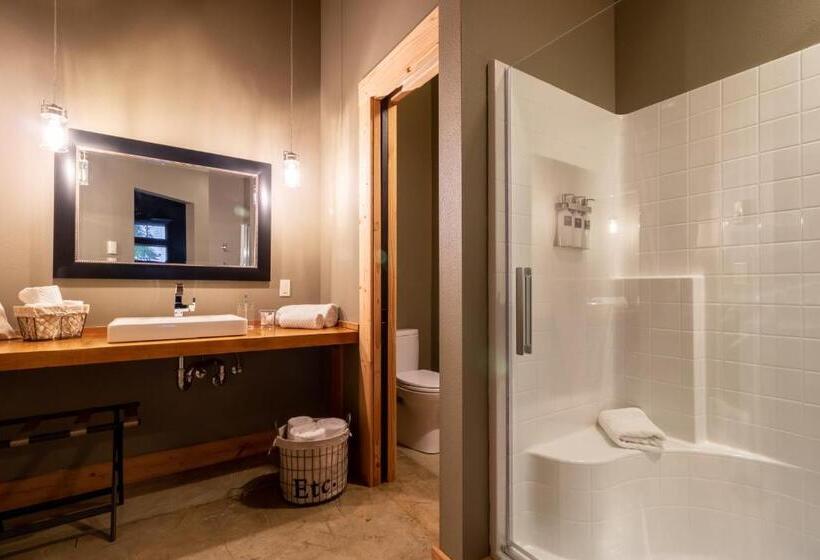 غرفة ديلوكس سرير كينج, At The Helm