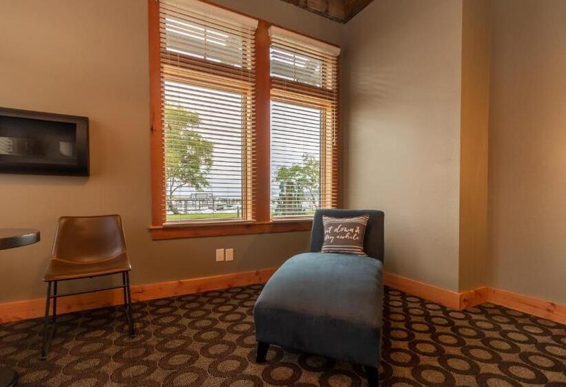 غرفة ديلوكس سرير كينج, At The Helm