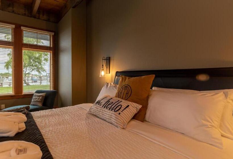 غرفة ديلوكس سرير كينج, At The Helm