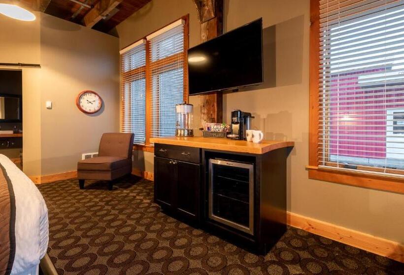 غرفة ديلوكس سرير كينج, At The Helm