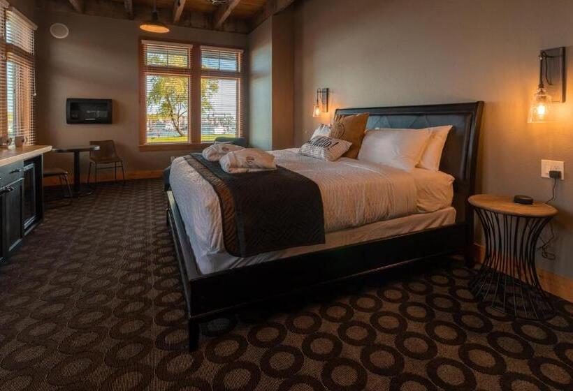 غرفة ديلوكس سرير كينج, At The Helm