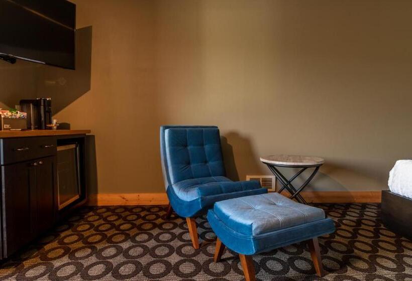 غرفة ديلوكس, At The Helm