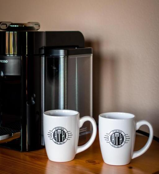 غرفة ديلوكس, At The Helm