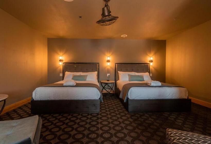 غرفة ديلوكس, At The Helm