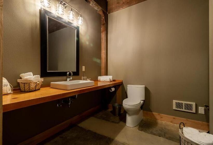 غرفة قياسية سرير كينج لذوى الإحتياجات الخاصة, At The Helm