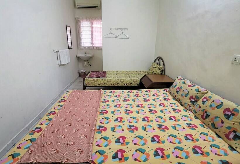 标准三人间, Star Lodge