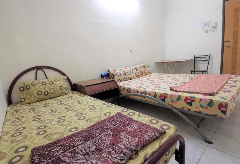 标准三人间, Star Lodge