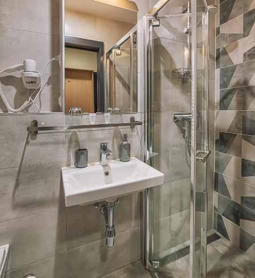 اتاق اکونومی, Timeout City