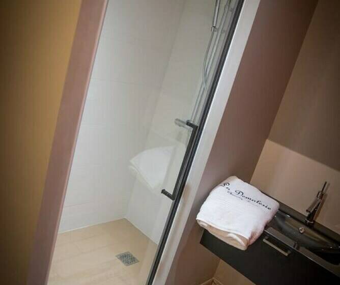 جناح جونيور, La Demalerie