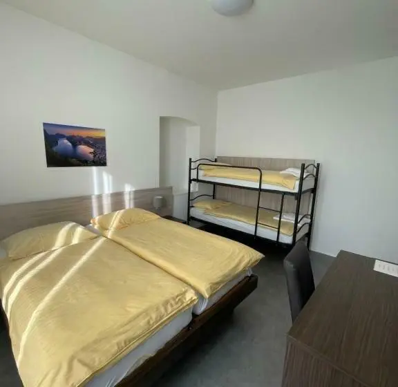 Economy Quadruple Room, Della Stazione