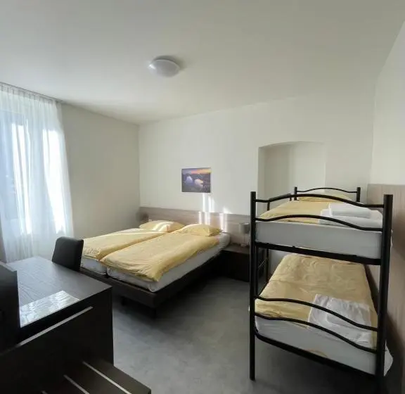 Economy Quadruple Room, Della Stazione