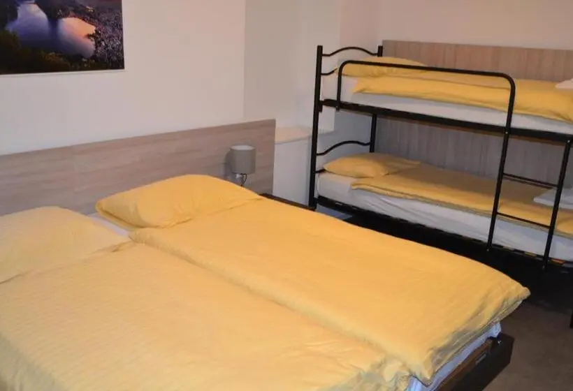 Economy Quadruple Room, Della Stazione