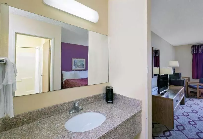 キングサイズベッドのスイートルーム, Days Inn By Wyndham North Sioux City