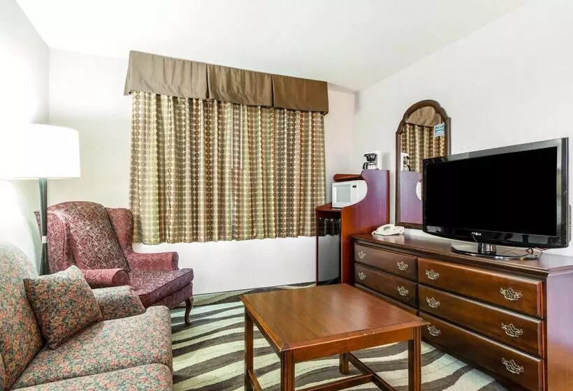 Sviitti Liikuntarajoitteisille, Quality Inn & Suites Stoughton  Madison South